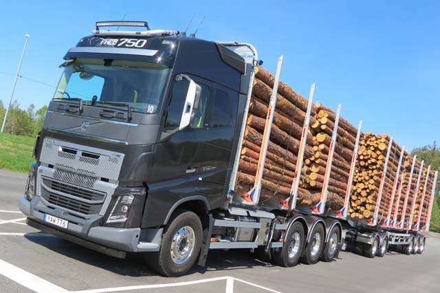 En Finlandia se usan combinaciones como esta de 9 ejes y 74 toneladas con base Volvo FH16 750 8X4.
